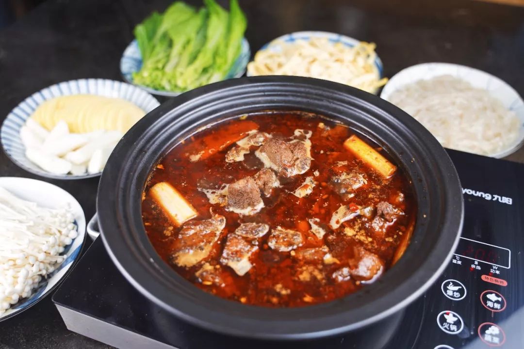 香辣排骨火锅直接放火锅底料,麻辣鲜香排骨火锅