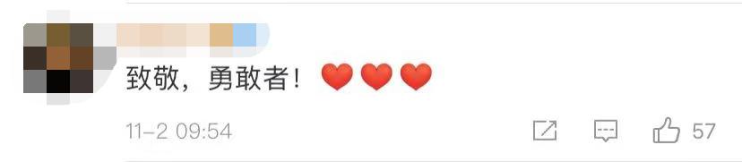 独腿男子拄拐杖射门,独腿小伙球场内拄拐飞奔热血射门