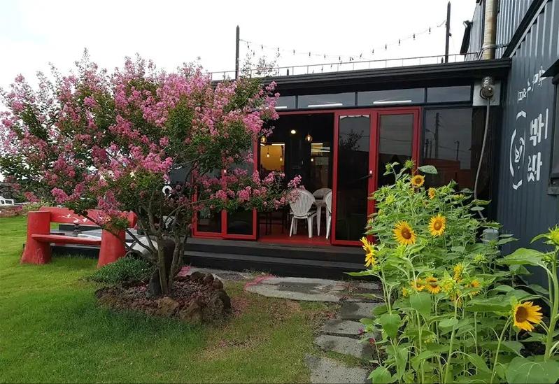 极简集装箱咖啡屋,怀旧音乐餐吧装修效果图