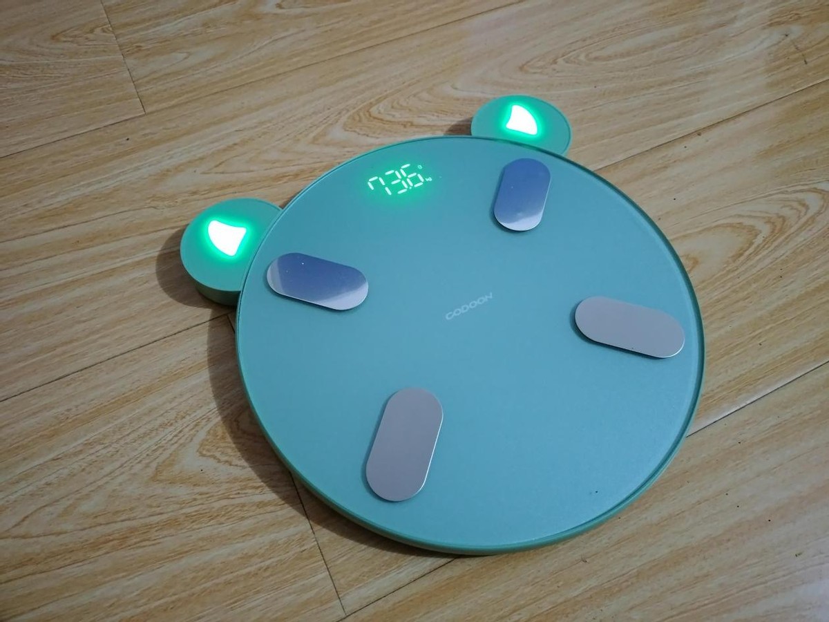 咕咚智能体脂秤,人在吃秤在看书法