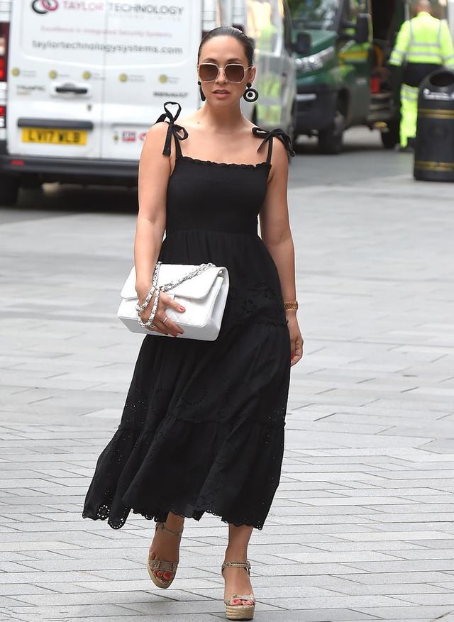 吊带怎么遮手臂上的肉,手臂粗怎么穿吊带才好看