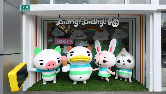 全家开出首家自创IP“Biang!Biang!喵”主题门店，由00后参与设计