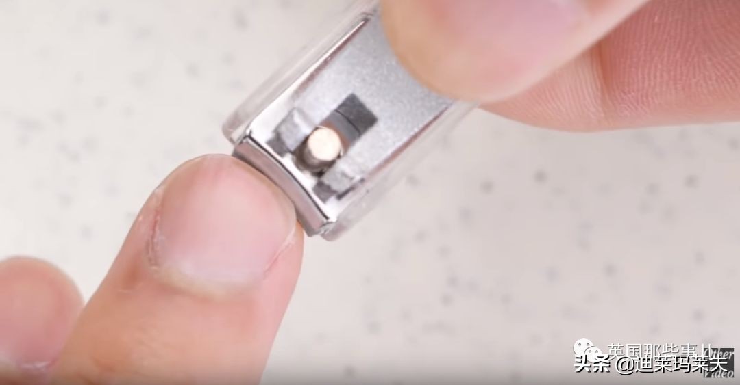 他用攒了一年的指甲，给女友做一个戒指？？这？