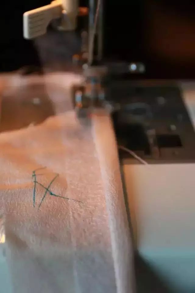 真丝手工卷边教程,真丝0.3卷下摆的卷边技巧