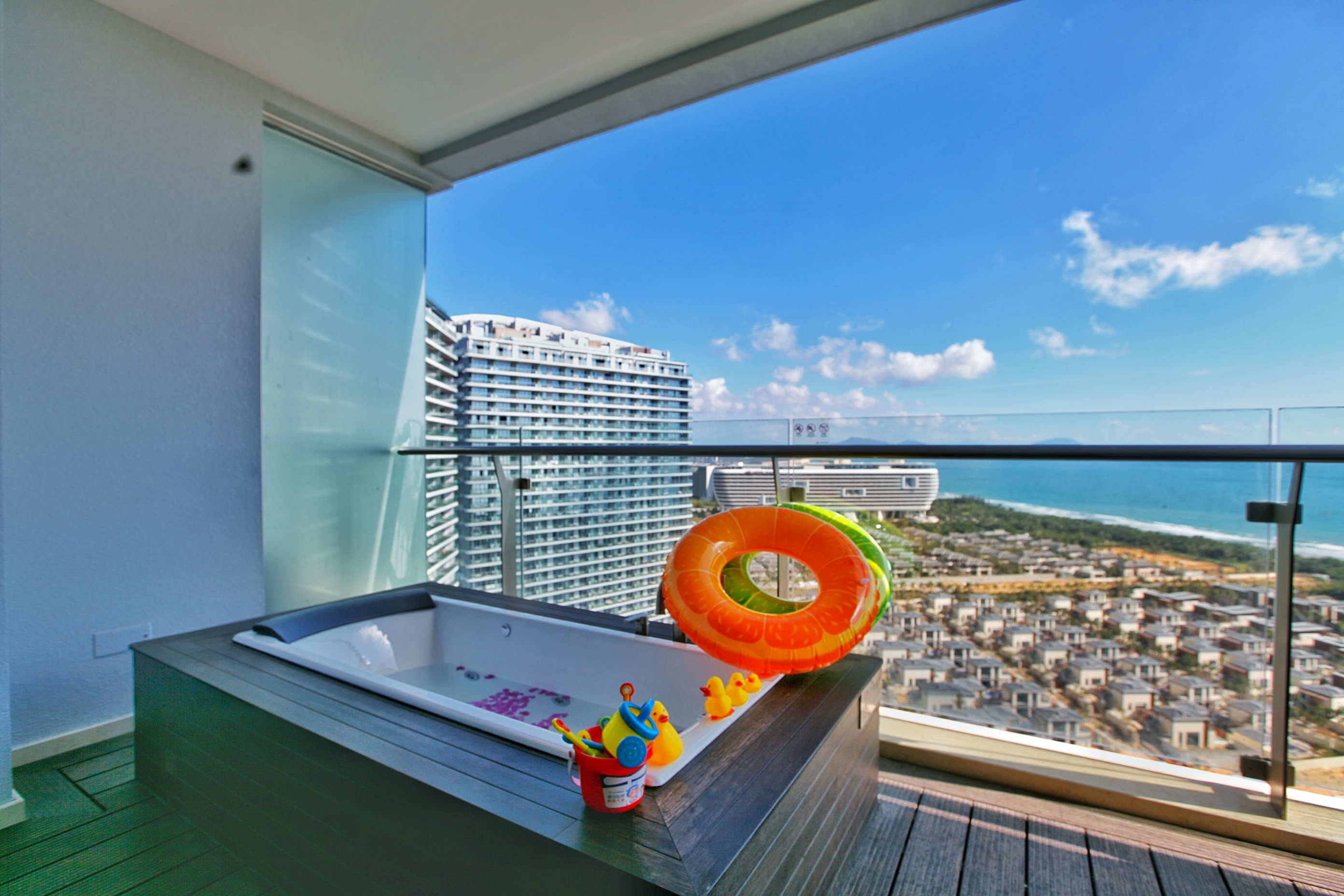 去三亚度假住哪个酒店比较好,三亚包吃住最好的酒店公寓