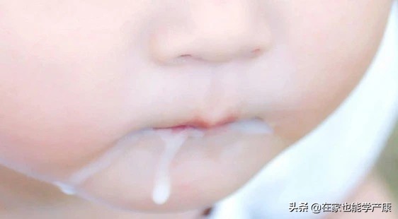 宝宝吐奶奶水豆腐渣,吐奶豆腐渣状20天宝宝