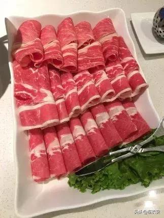 小火锅锅底有六种口味满足你,一桌小火锅