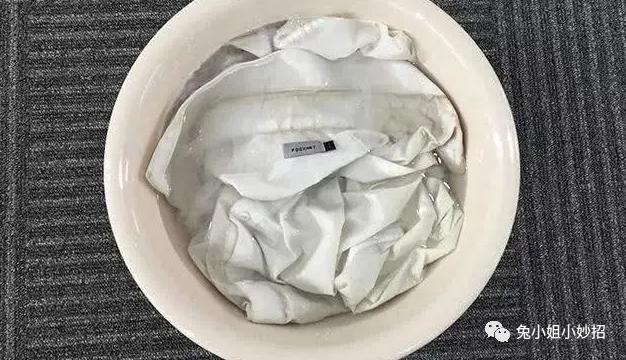 衣服上有血洗不掉怎么办呀,衣服陈旧的血渍84可以清除吗