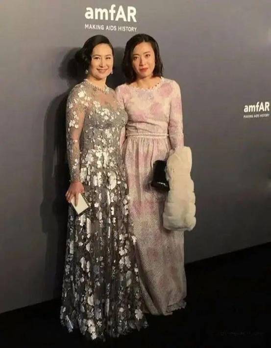 何超琼不化妆老态,何超琼出席活动气场全开