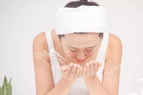 脸干刺痛是什么原因引起的,手干脸干是什么原因呢