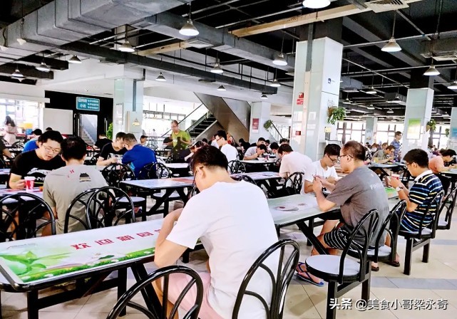 清华大学到底有多牛？看一下食堂就知道了，网友：饭菜堪比自助餐