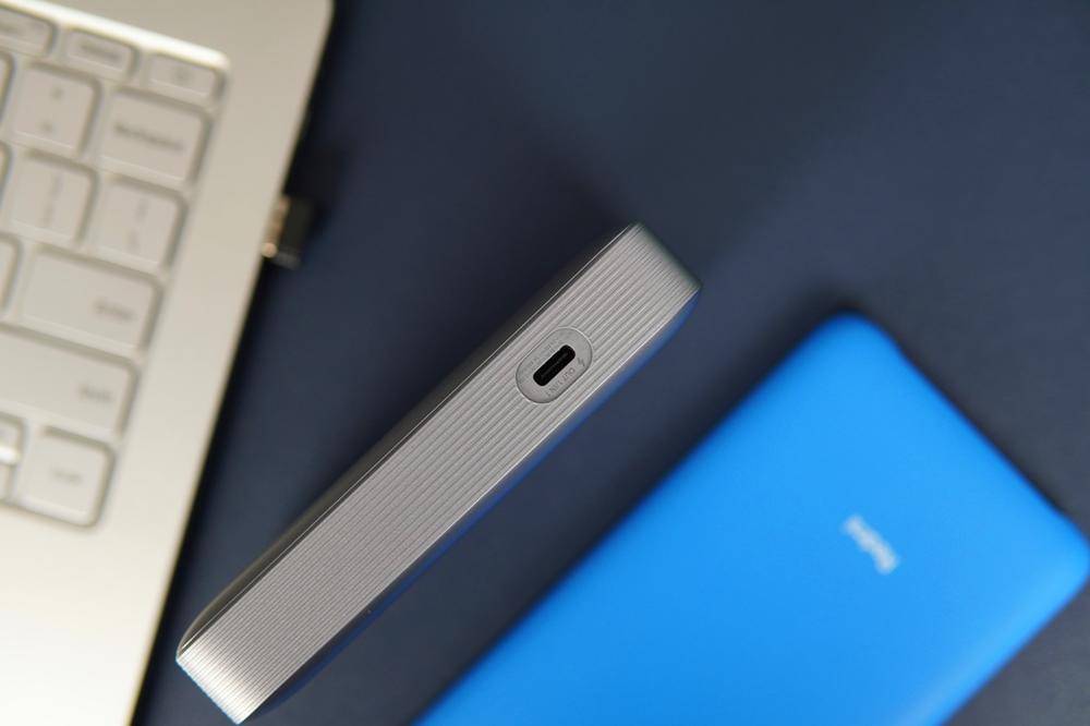 这个移动电源有点“奇葩”，可以给笔记本充电，还能投屏