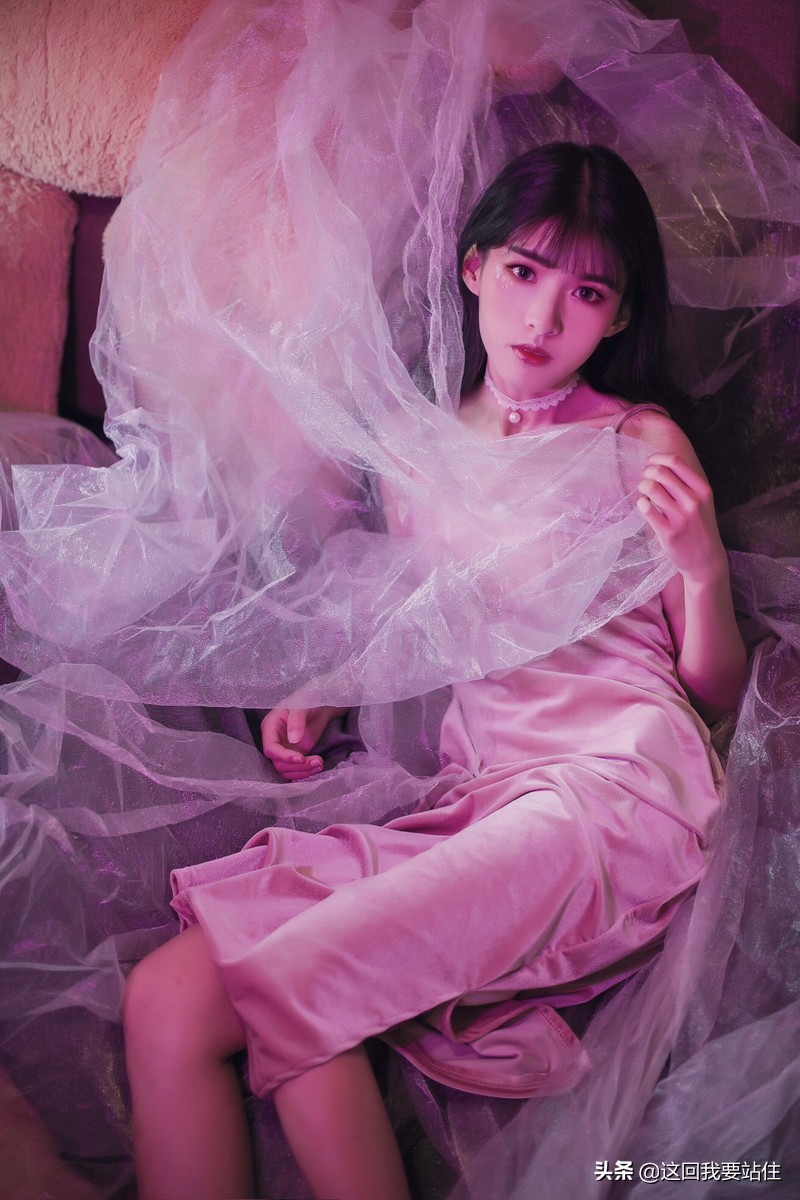 靓靓聊第160期:美女紫色灯光下呈现的一种非主流美,慵懒又高贵