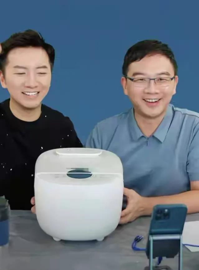 香港黄日华王杰县城捞金，央视郎永淳卖货：赚钱养家就是最大体面