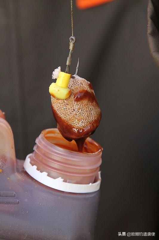 外国人钓鱼打窝技巧,老外用超大饵钓鱼