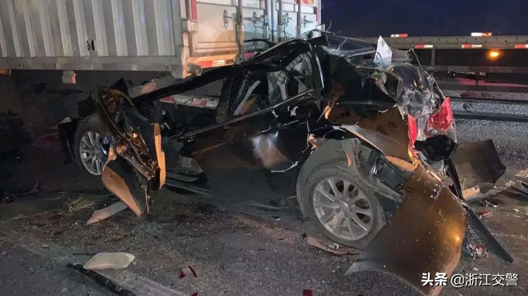 小车夹心饼干事件后续,小车弯道超车被大车撞成夹心饼