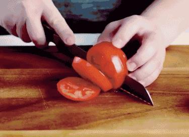 她被称为“刀王”，凭一把破刀，一张破纸，作品征服了全世界