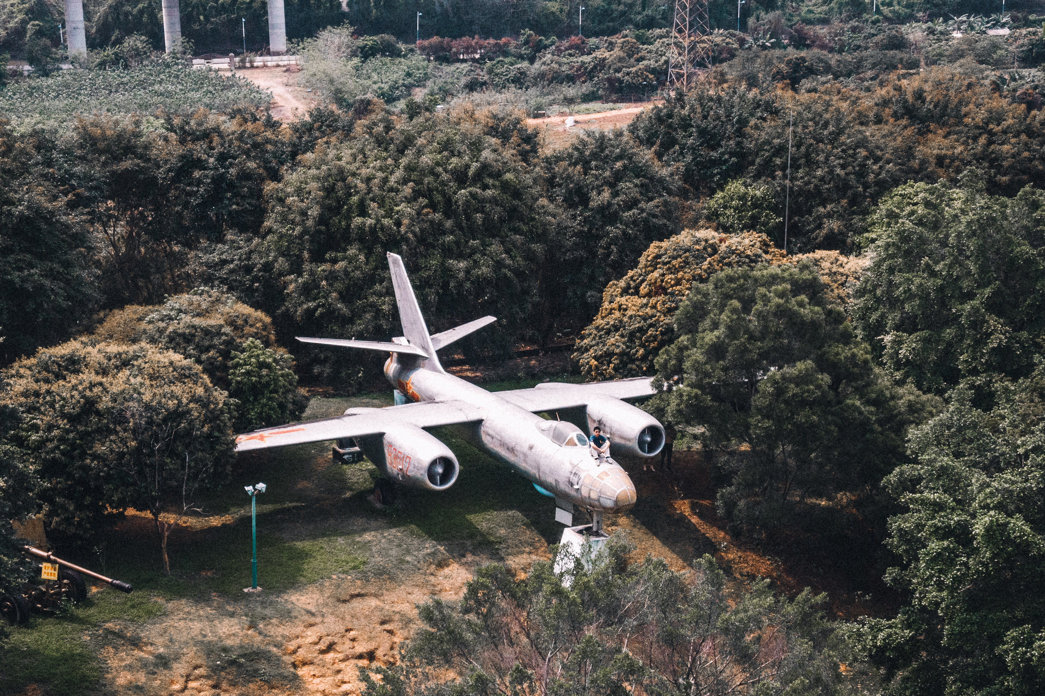 广州山林里面发现一架废弃的飞机,广东深山里的隐藏飞机