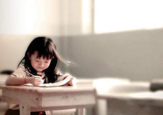 一写作业就哭闹的孩子该怎么教育,一写作业就睡觉的孩子咋办