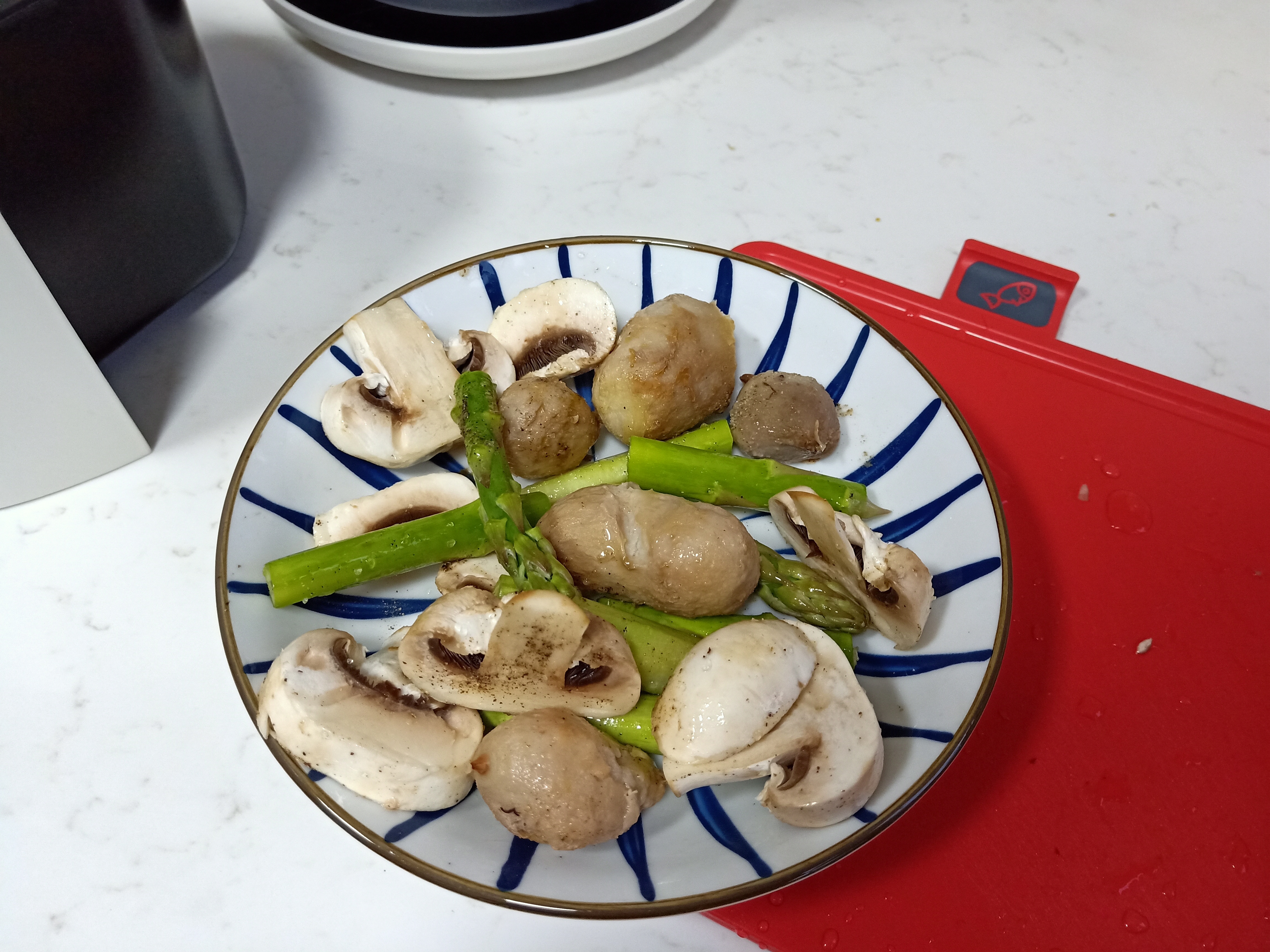 1个人吃饭真妙，不炒不煮不用锅，网友：减肥又营养，难怪身材好