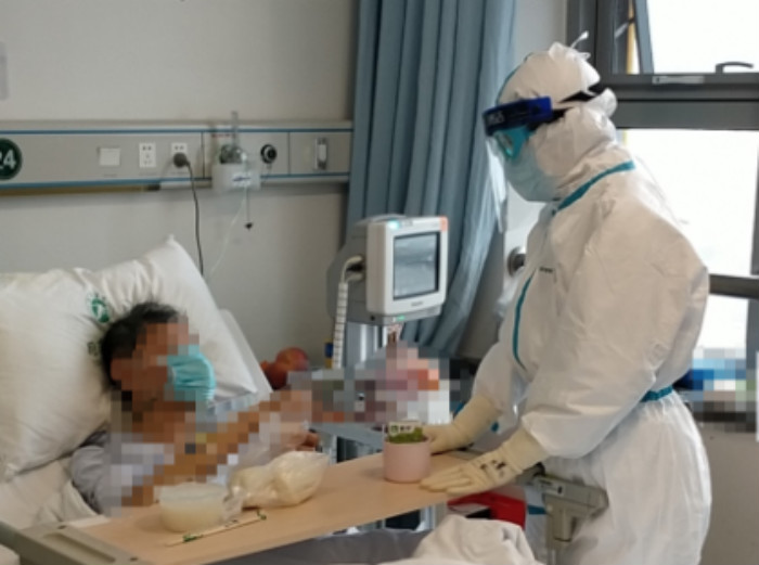 武汉直击丨“看不清你的脸,但我记得你精心照顾我的样子”