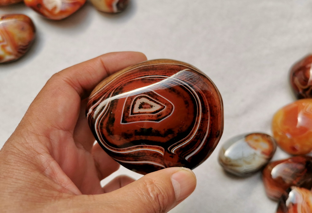 阜新缠丝玛瑙手串价格,阜新天然玛瑙红色磨砂缠丝散珠