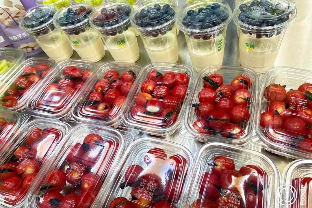 把西瓜切开卖，单价翻了一倍，年轻人为什么还会买？