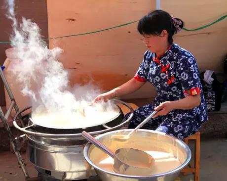 传统煎饼大概做法,山东特色煎饼的制作过程