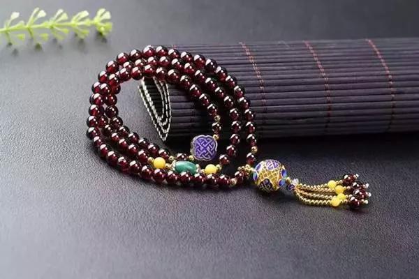 石榴石手串带了十几年的假货危害,石榴石手串戴久了发黑是怎么回事