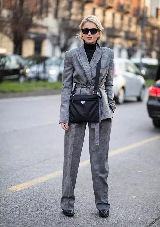 穿上西装我就必须彬彬有礼,像大人一样穿上一身帅气西装