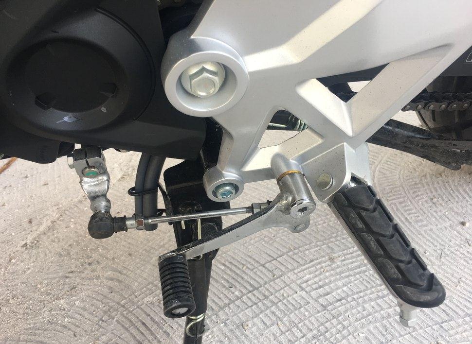 同事买了一辆日系车,同事买的摩托车