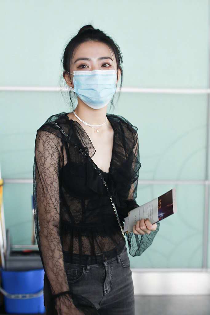 徐璐白色蕾丝上衣,徐璐机场穿搭黑色牛仔裤