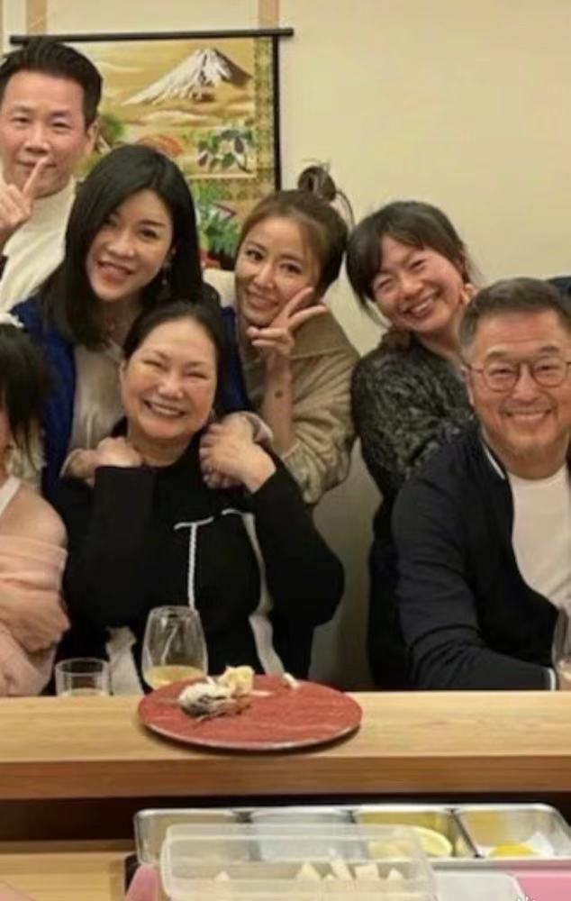 汪小菲大s戴眼镜照片,汪小菲大s最新同框