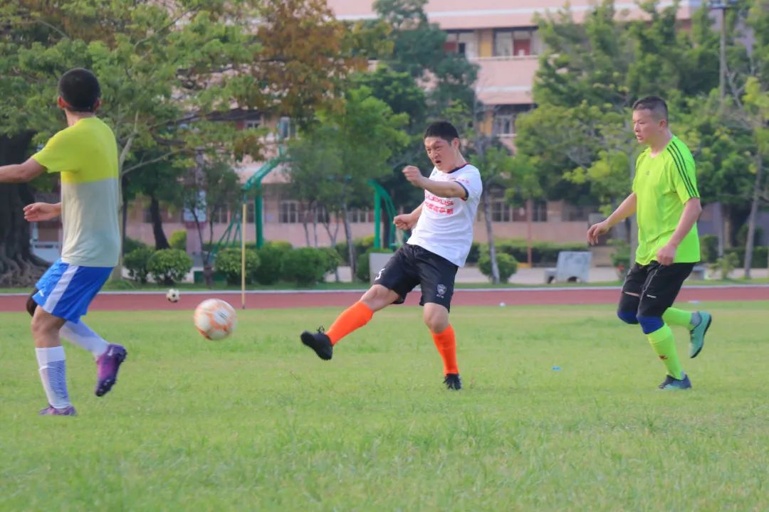 当足球之乡球队与广州高校校友冠军“激情相遇”，你更支持谁？