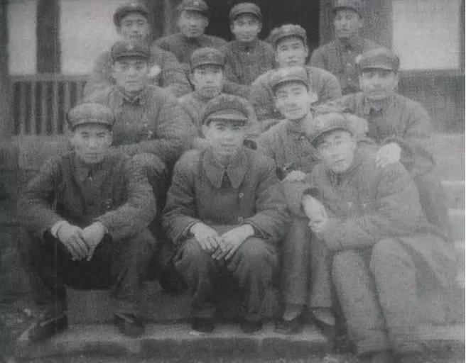 1955年授衔，毛*东泽**看到了熟悉的面孔，走过去说：你成为少将了？