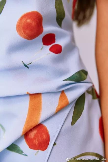 zara售价美元,zara最近5年的所有小黑裙