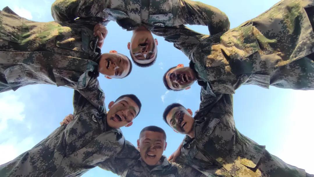 老兵退伍感人瞬间,老兵退伍潸然泪下