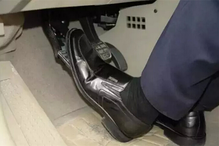 刹车失灵用手刹能刹住车吗,下坡刹车失灵为什么不能拉手刹