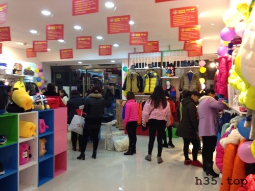 最新童装店双门头装修效果图,童装店怎么装修才有顾客