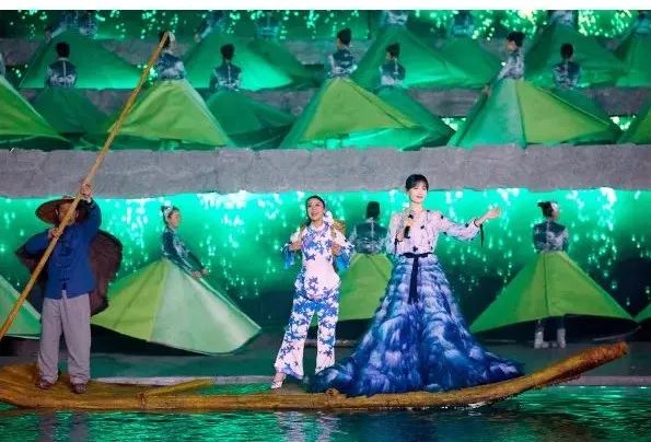 春晚时尚图鉴：热巴杨幂的红裙、王菲刷碗手套和董卿李思思的口红