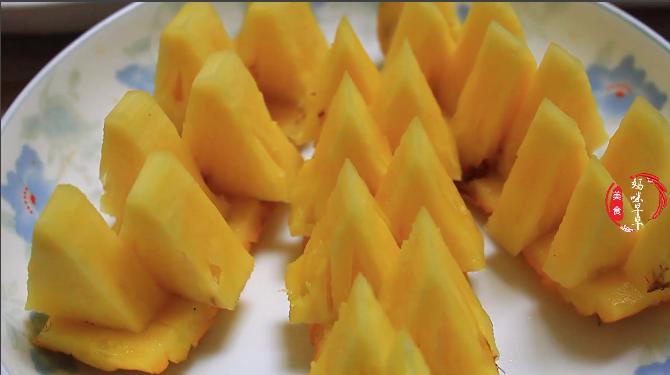 菠萝用菜刀怎么削皮简单,菜刀削菠萝的方法技巧
