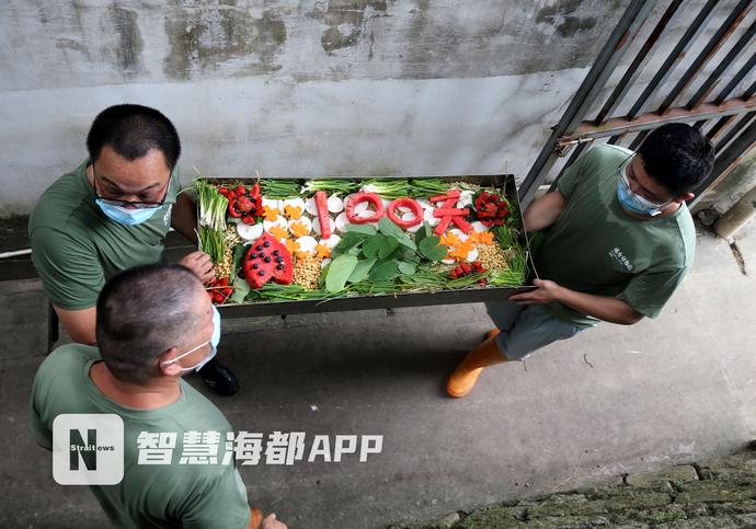 最特别的“百日宴”!小长颈鹿父亲节办派对