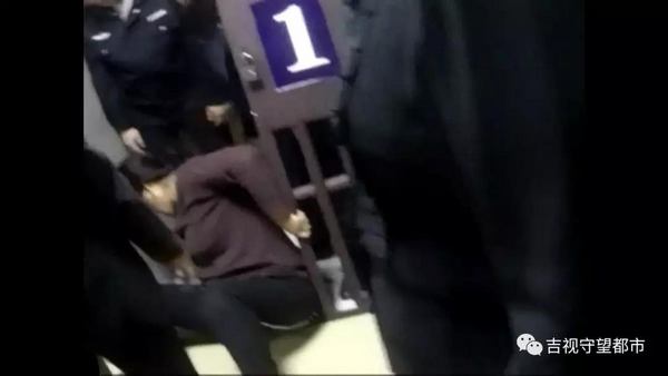 女老赖撕咬执法人员当众脱裤裸露*体下**耍泼