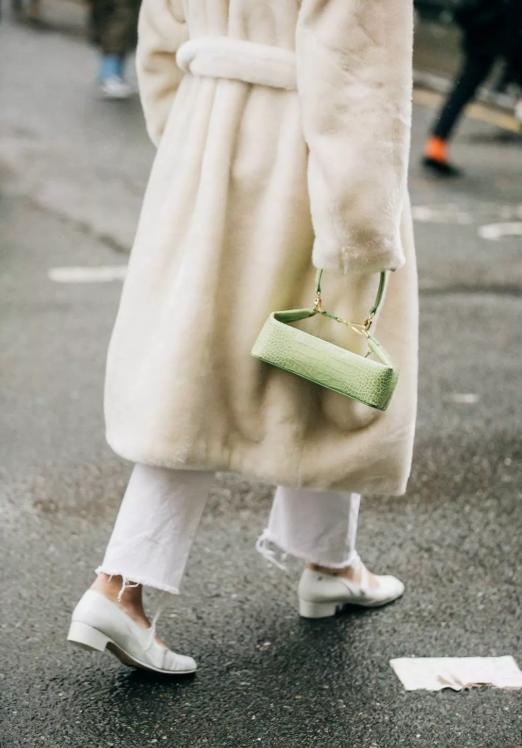 买了名牌包又得买名牌衣服,买了大牌包包后悔吗