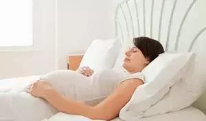 怀孕初期有血块排出但不腹痛,怀孕初期出血不腹痛怎么回事