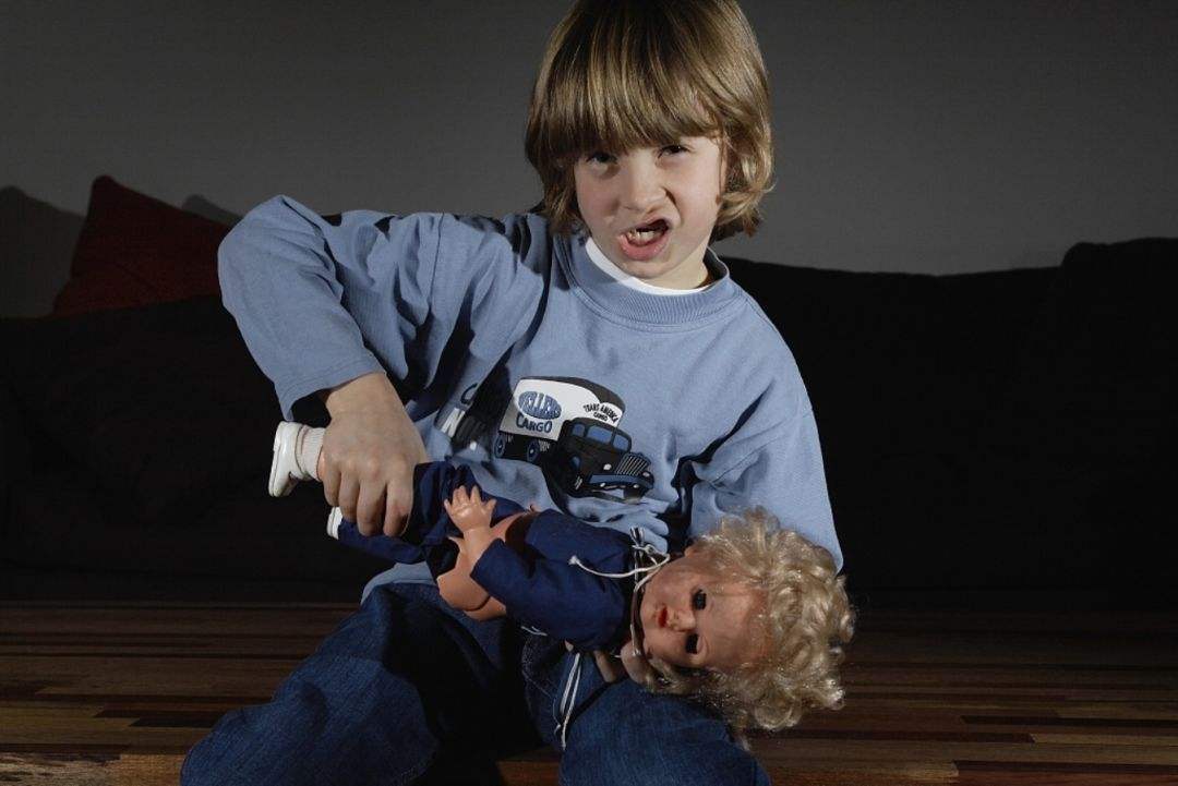 孕妇被熊孩子踢到肚子流产了,熊孩子压在孕妇妈妈肚子导致流产