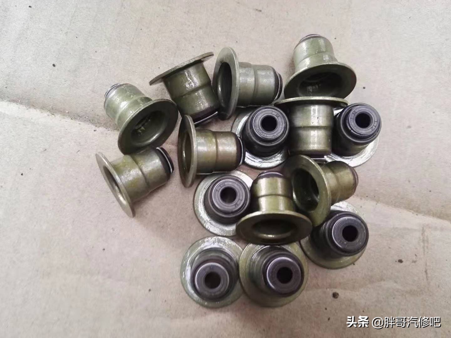 五菱宏光1.2机油少咋回事啊,五菱宏光1.2发动机机油孔在哪里