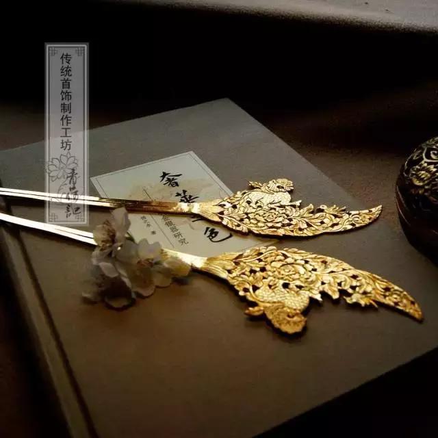 她用传承四千年的錾花技术，复原了红楼首饰