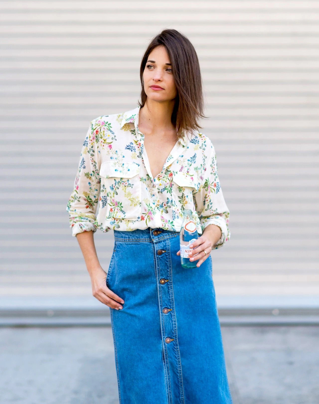 今年流行这样穿白衬衫牛仔裙,牛仔衬衫裙该搭配什么鞋子好看