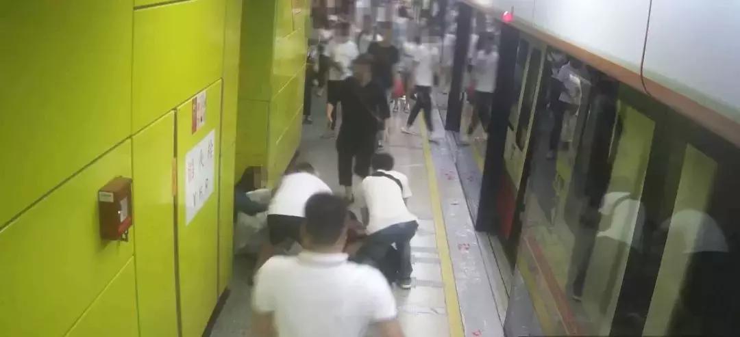 女子地铁霸气抓住男子,广州地铁女子霸气抓男人